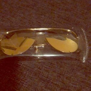 Quay high-key mini sunglasses.